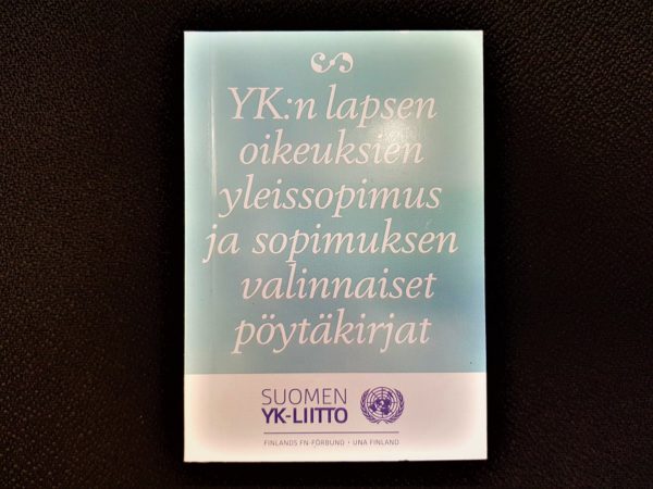 Pieni kirjan kansi, jossa teksti "YK:n lapsen oikeuksien yleissopimus ja sopimuksen valinnaiset pytäkirjat"